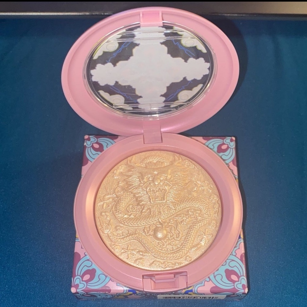 MAC Double Gleam Extra Dimension Skinfinish